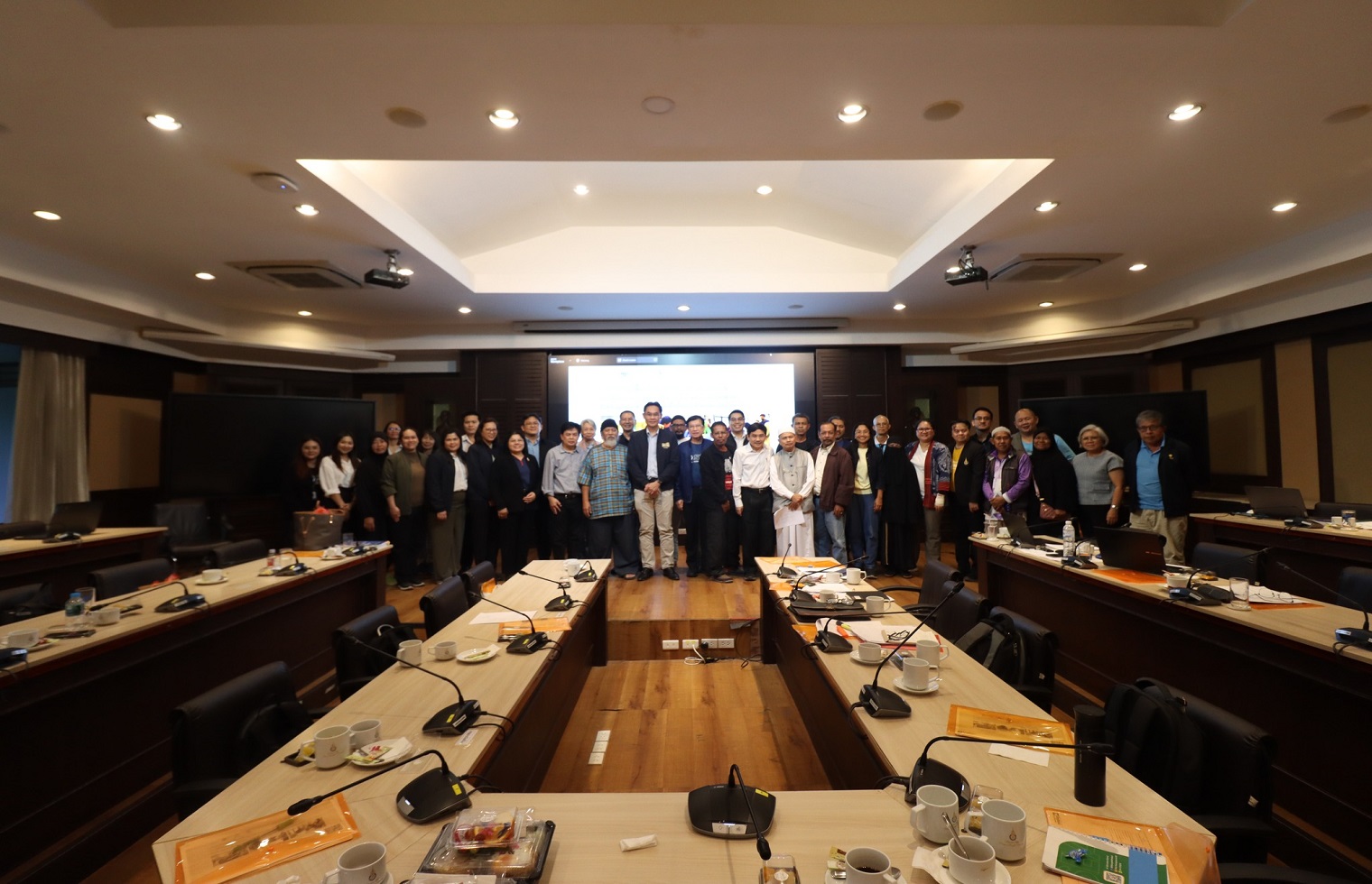 การประชุมเพื่อหารือแนวทางการดำเนินงานในโครงการประเมินสิ่งแวดล้อมระดับยุทธศาสตร์สำหรับแผนแม่บทการพัฒนาจังหวัดสงขลาและปัตตานี  (ภาคเช้า)
